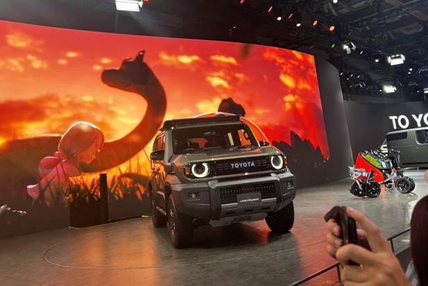 屋内, 人, テーブル, 男 が含まれている画像
AI 生成コンテンツは誤りを含む可能性があります。